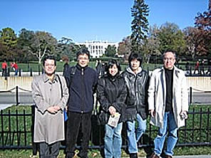 ホワイト・ハウスの前で （集合写真を取りたがるのは日本人だけではありませんでした）