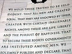 独立宣言起草者のジェファーソン記念館にある「人は生まれながらにして平等であり…」という一節